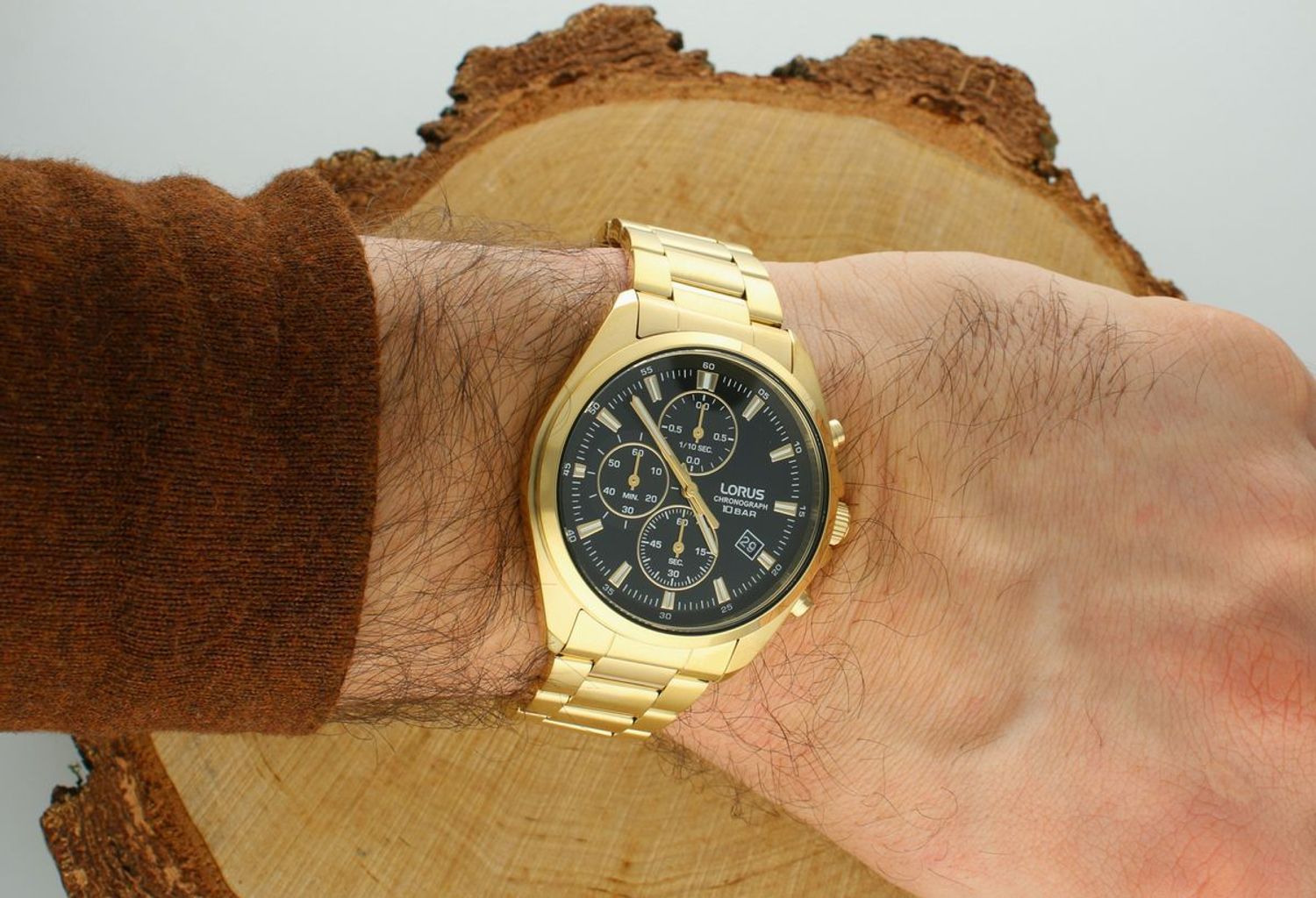 Zegarek męski Lorus Chronograph 🕧RM388JX9 Zegarek męski Lorus na złotej bransolecie 🕧 RM388JX9 wyposażony jest w kwarcowy mechanizm, zasilany za pomocą baterii. 🕧1.webp