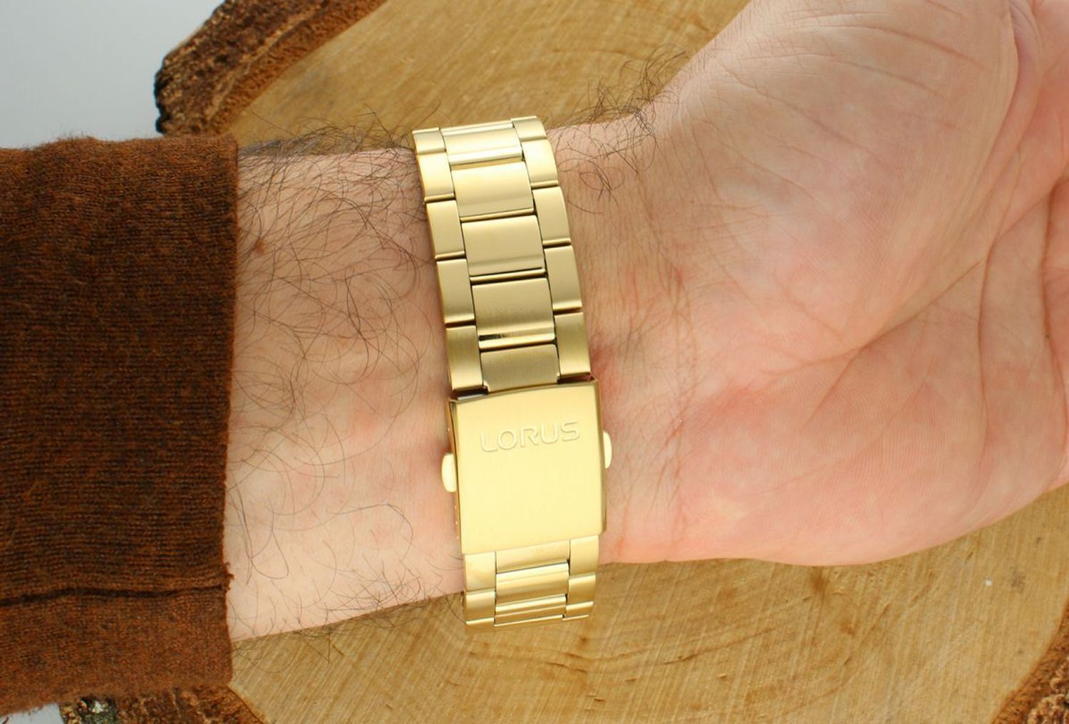 Zegarek męski Lorus Chronograph 🕧RM388JX9 Zegarek męski Lorus na złotej bransolecie 🕧 RM388JX9 wyposażony jest w kwarcowy mechanizm, zasilany za pomocą baterii. 🕧1.webp