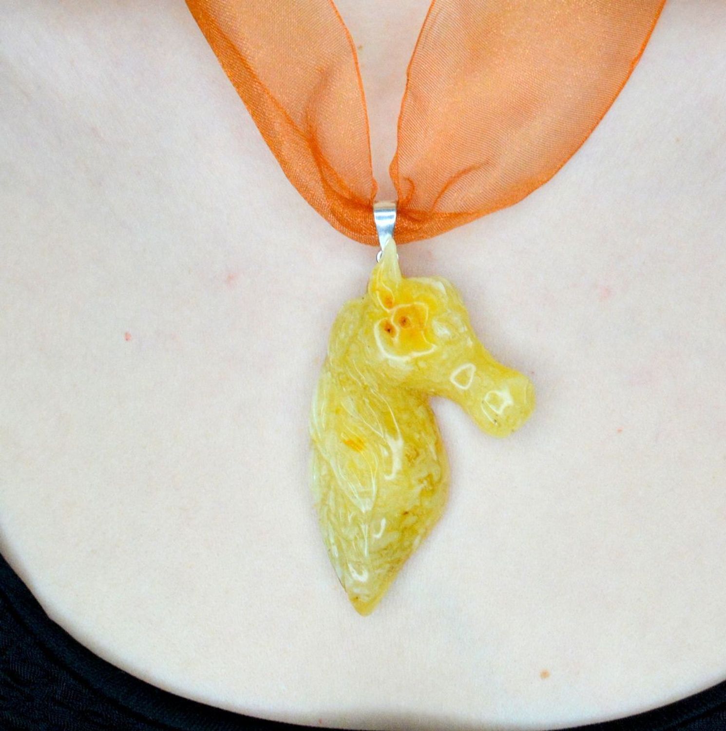 Ciekawy, oryginalny naszyjnik choker to dodatek idealny na lato. Choker to obecnie jeden z najmodniejszych rodzajów naszyjników, kojarzony z modą festiwalową i młodzieżow (2).jpg