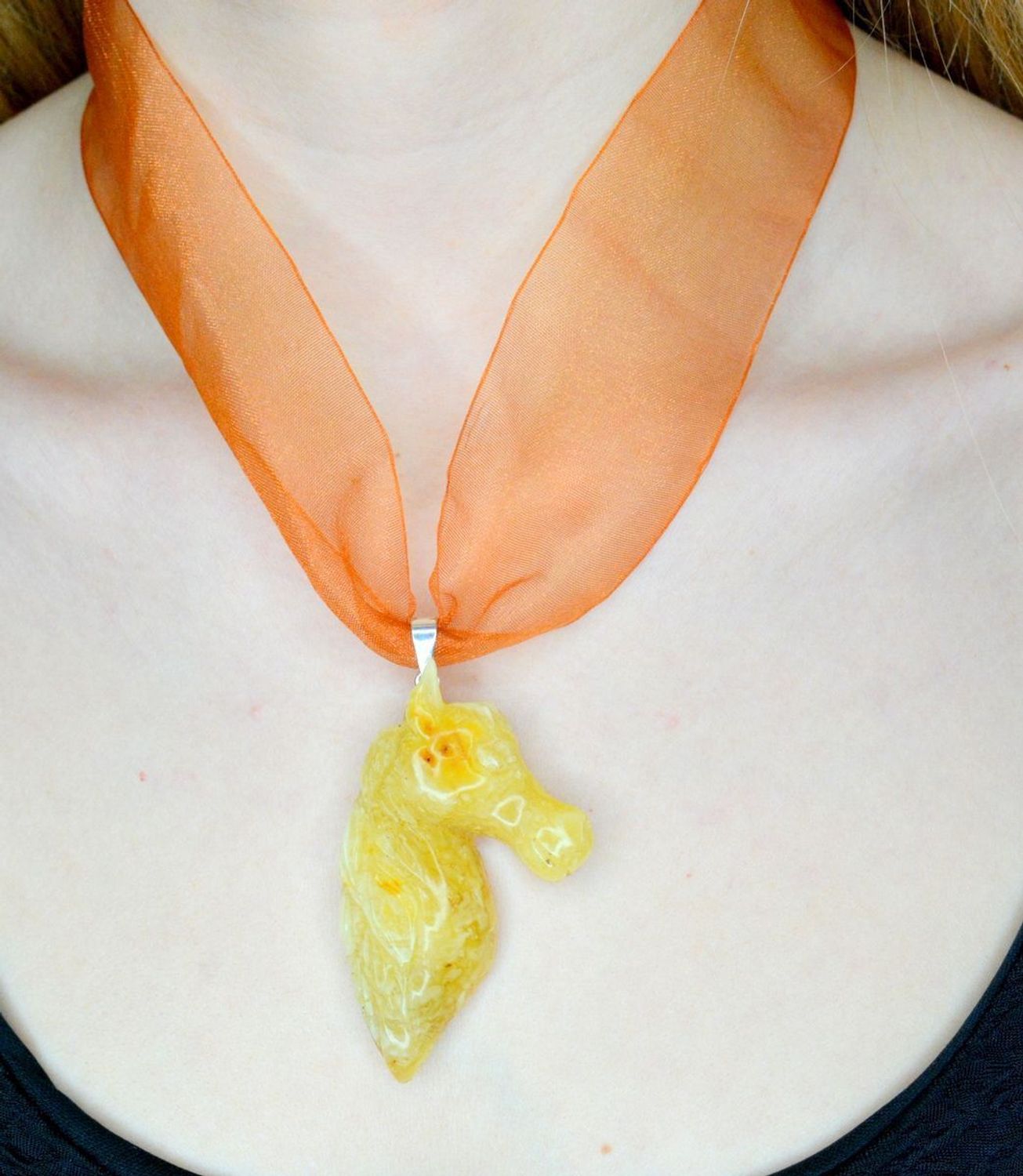 Ciekawy, oryginalny naszyjnik choker to dodatek idealny na lato. Choker to obecnie jeden z najmodniejszych rodzajów naszyjników, kojarzony z modą festiwalową i młodzieżow (2).jpg