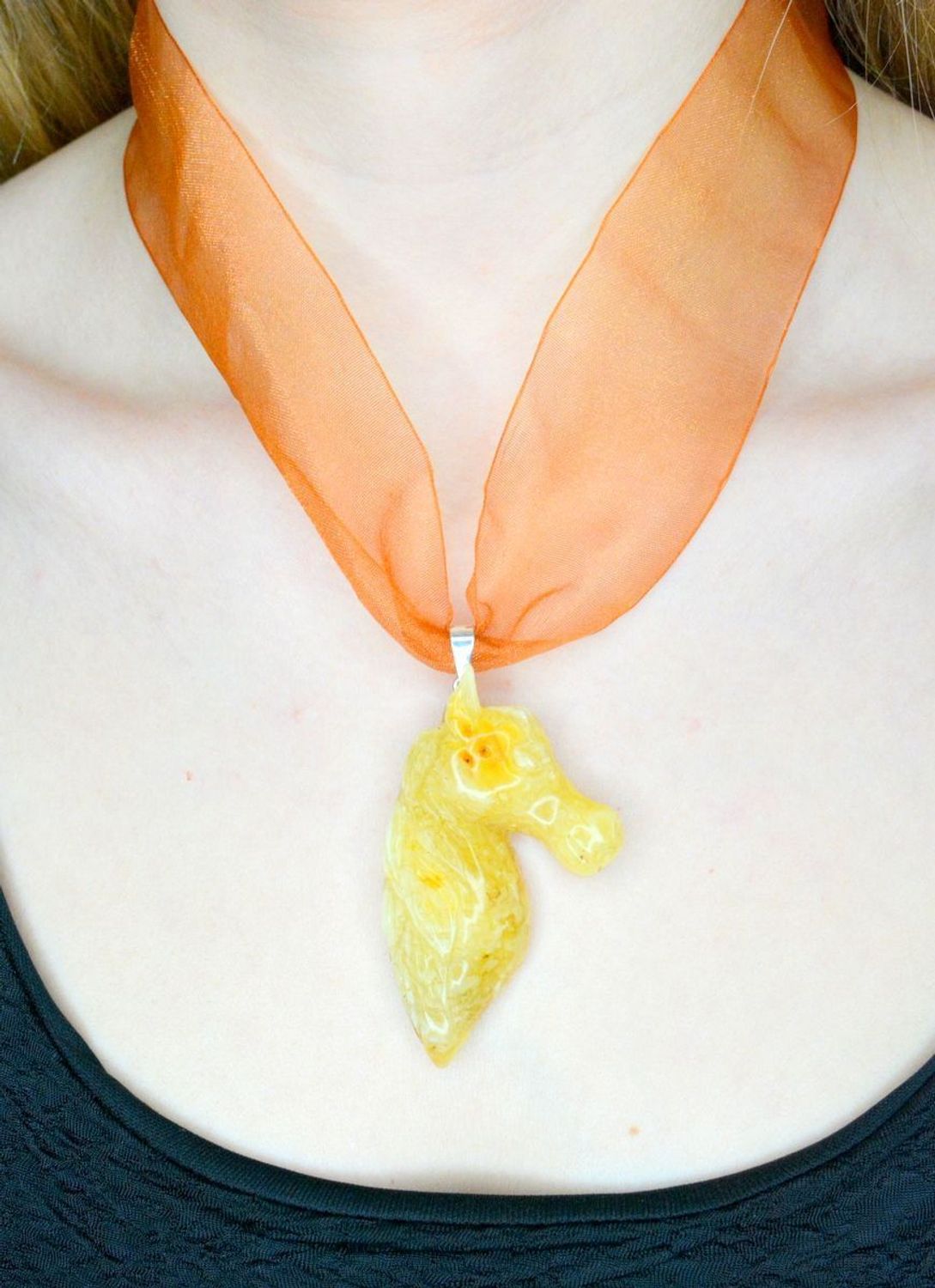 Ciekawy, oryginalny naszyjnik choker to dodatek idealny na lato. Choker to obecnie jeden z najmodniejszych rodzajów naszyjników, kojarzony z modą festiwalową i młodzieżow (2).jpg