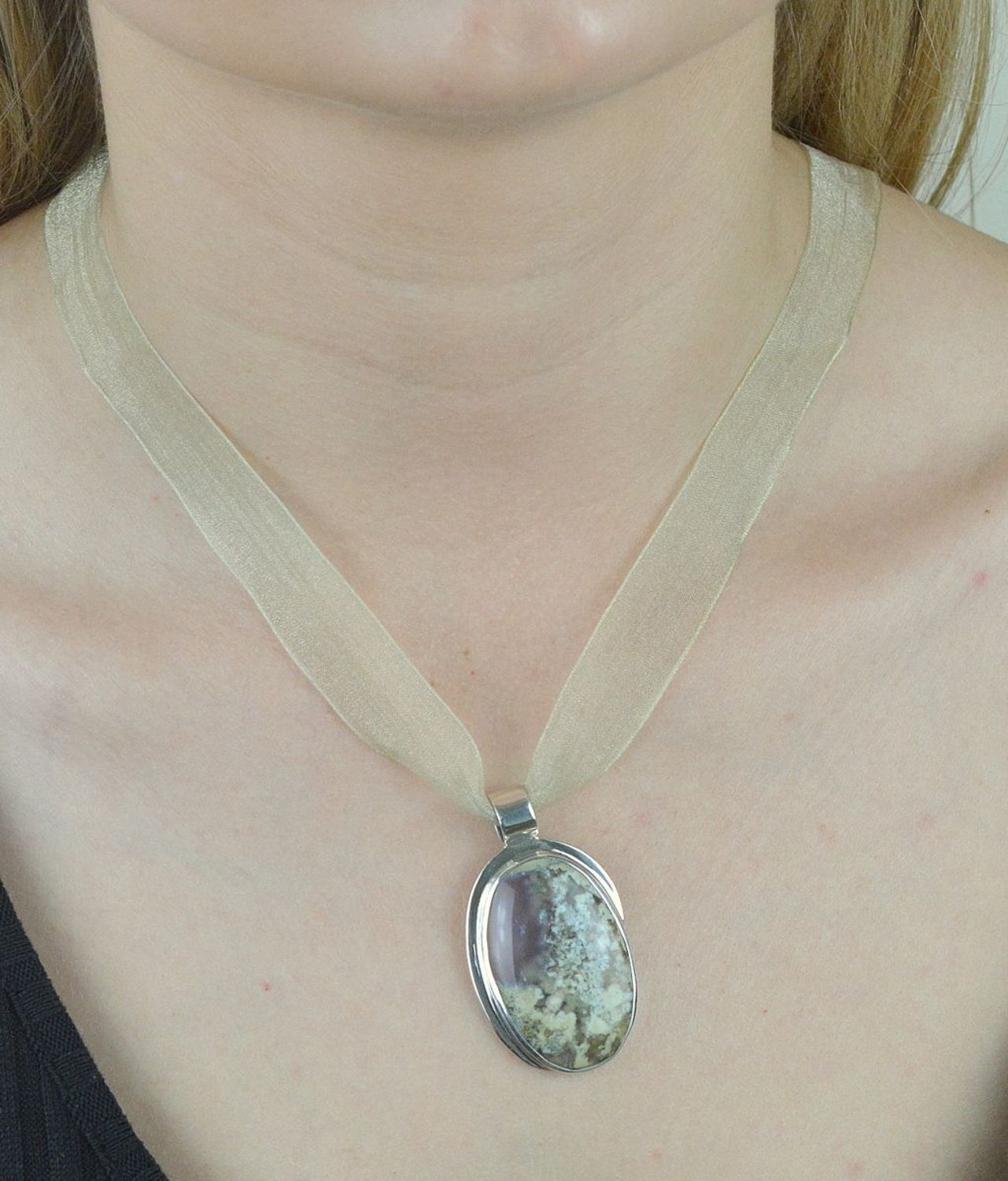 Naszyjnik seledynowa Wstążka RNS10-2. Naszyjnik wstążka. Naszyjnik seledynowy. Naszyjnik zielony wstążka. Naszyjnik damski choker. Naszyjnik typu choker na szyje. Naszyjnik damski, młodzieżowy. Naszyjnik .jpg