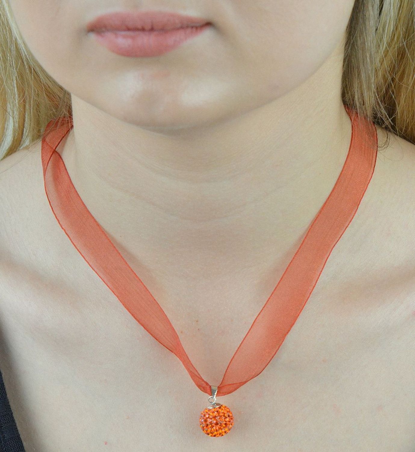 Naszyjnik pomarańczowa Wstążka RNS10-3. Naszyjnik wstążka. Naszyjnik choker. Naszyjnik pomarańczowy wstążka. Naszyjnik na lato. Naszyjnik idealny dodatek na lato. Naszyjnik choker damaski. Naszyjnik dla k.jpg