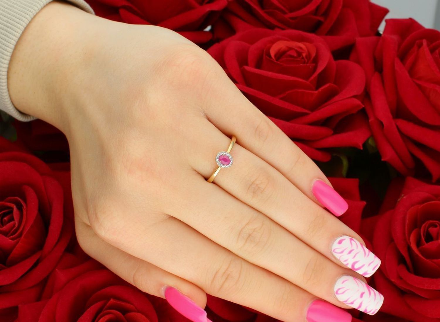 Elegancki złoty pierścionek z rubinem i 4 diamentami 0,01ct GHSI. Model RR46045RBY, próba 585, rozmiar 13 – styl i szlachetność w jednym.1.jpg