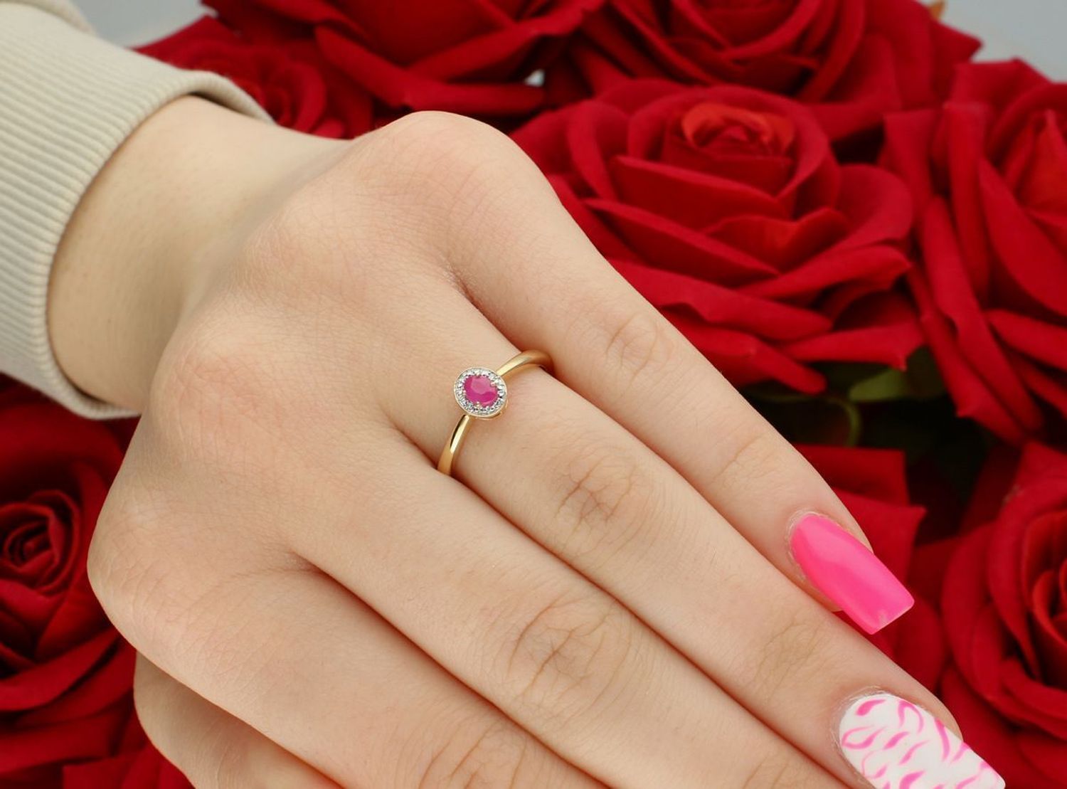 Elegancki złoty pierścionek z rubinem i 4 diamentami 0,01ct GHSI. Model RR46045RBY, próba 585, rozmiar 13 – styl i szlachetność w jednym.1.jpg