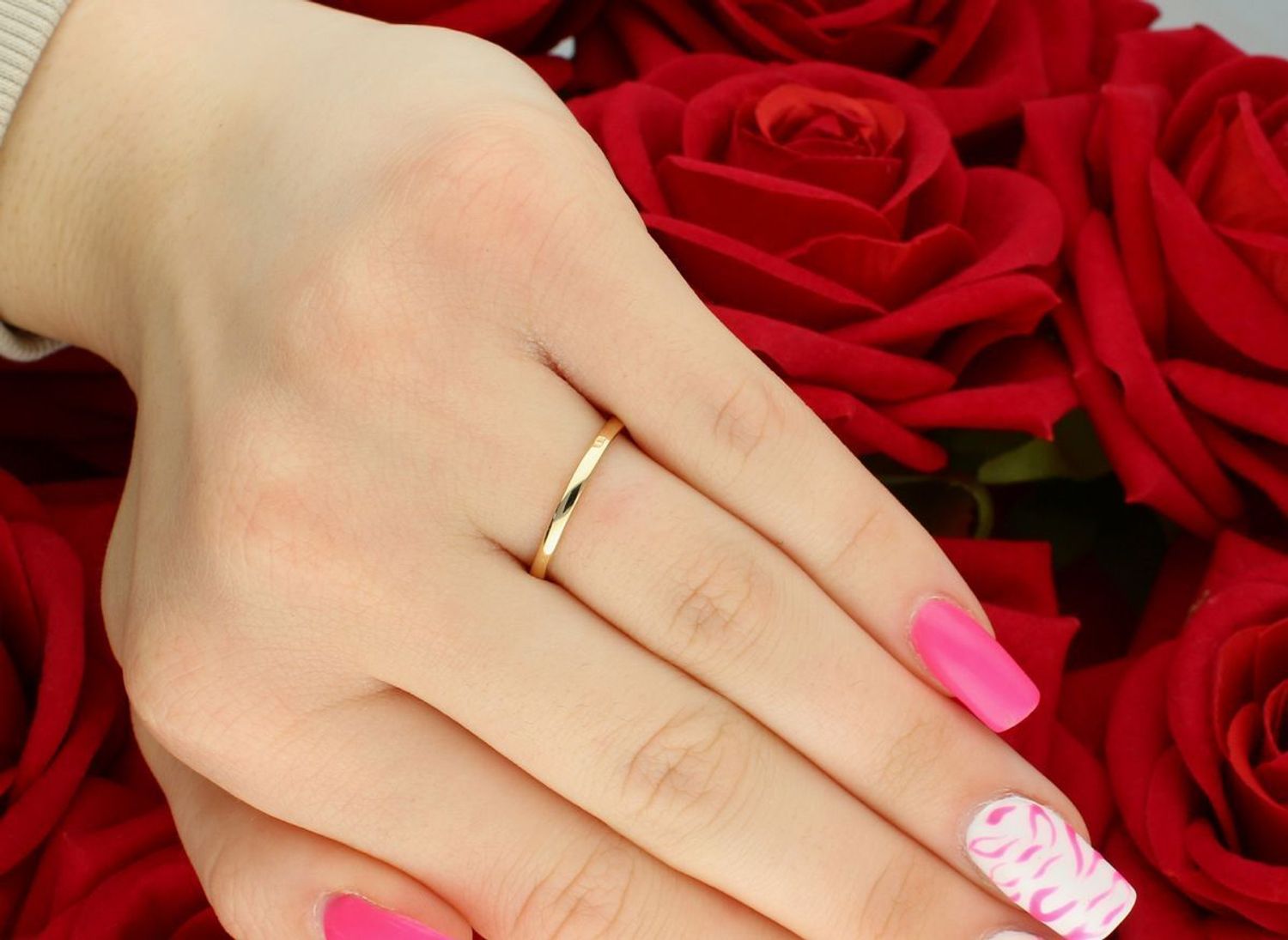 Elegancki złoty pierścionek z rubinem i 4 diamentami 0,01ct GHSI. Model RR46045RBY, próba 585, rozmiar 13 – styl i szlachetność w jednym.1.jpg