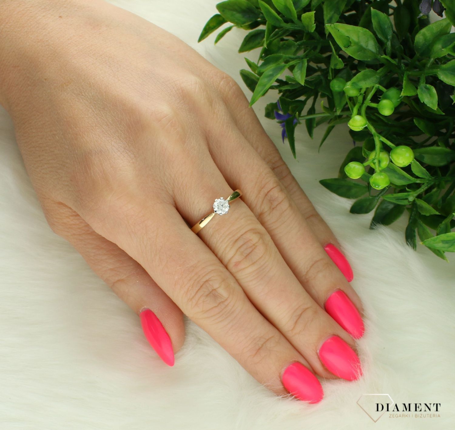 Złoty pierścionek damski 585 z Jednym centralnym Białym Diamentem 0.40 ct RR46587IGIY.jpg