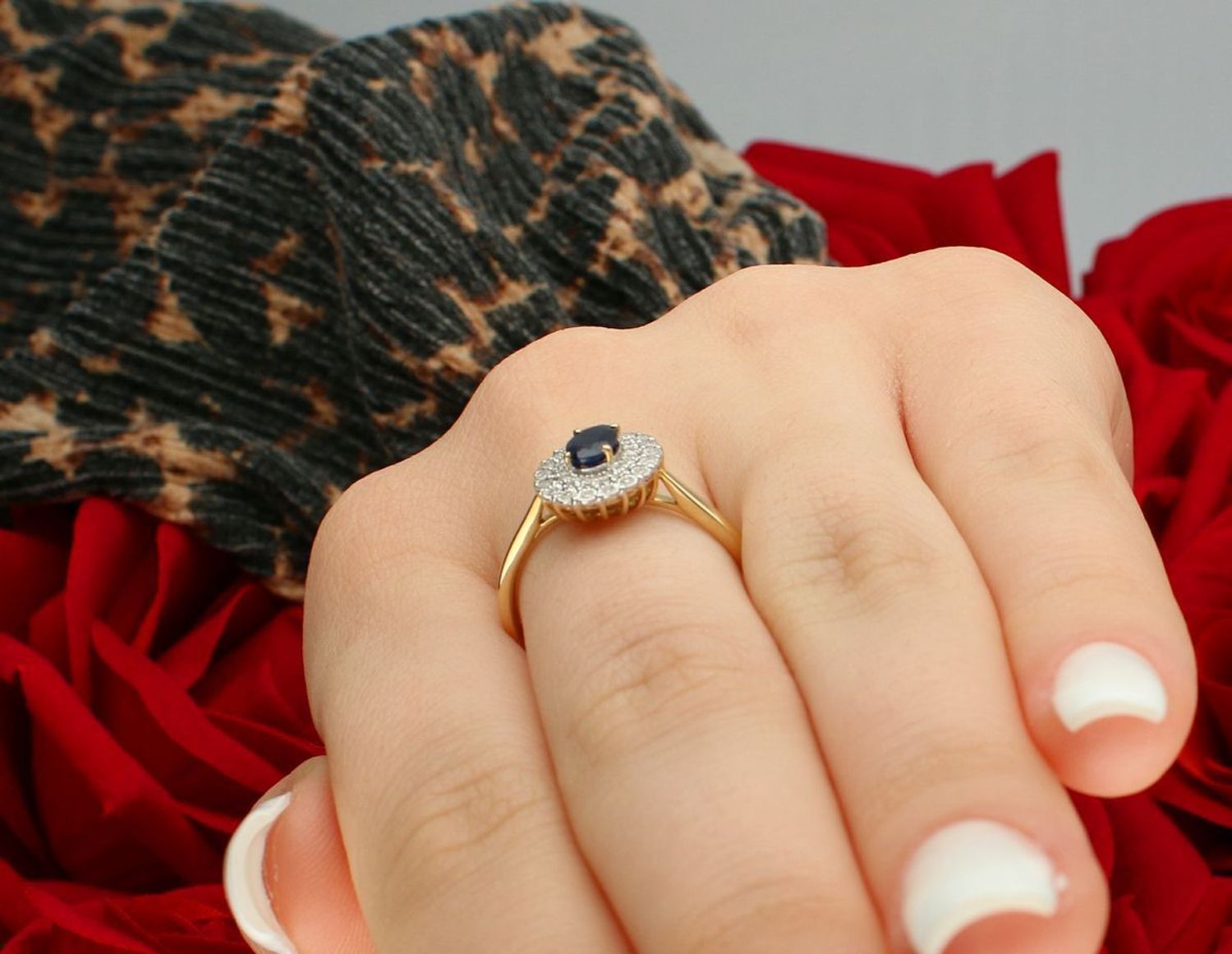 Pierścionek damski zloty 585 Owalna markiza z Szafirem i Diamentami 0,14 ct RR538SAPY Złoty pierścionek damski wykonany z żółtego 14 karatowego złota o formie markizy..jpg