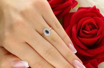 Złoty pierścionek z owalnym szafirem i 44 brylantami 0,11 ct. Złoto próby 585. Elegancki, klasyczny model – idealny na prezent lub zaręczyny.1.jpg