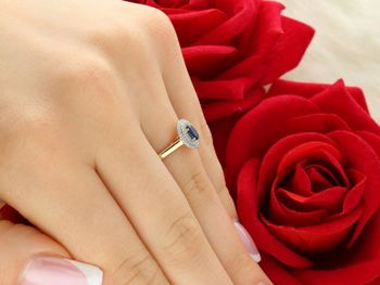 Złoty pierścionek z owalnym szafirem i 44 brylantami 0,11 ct. Złoto próby 585. Elegancki, klasyczny model – idealny na prezent lub zaręczyny.3.jpg