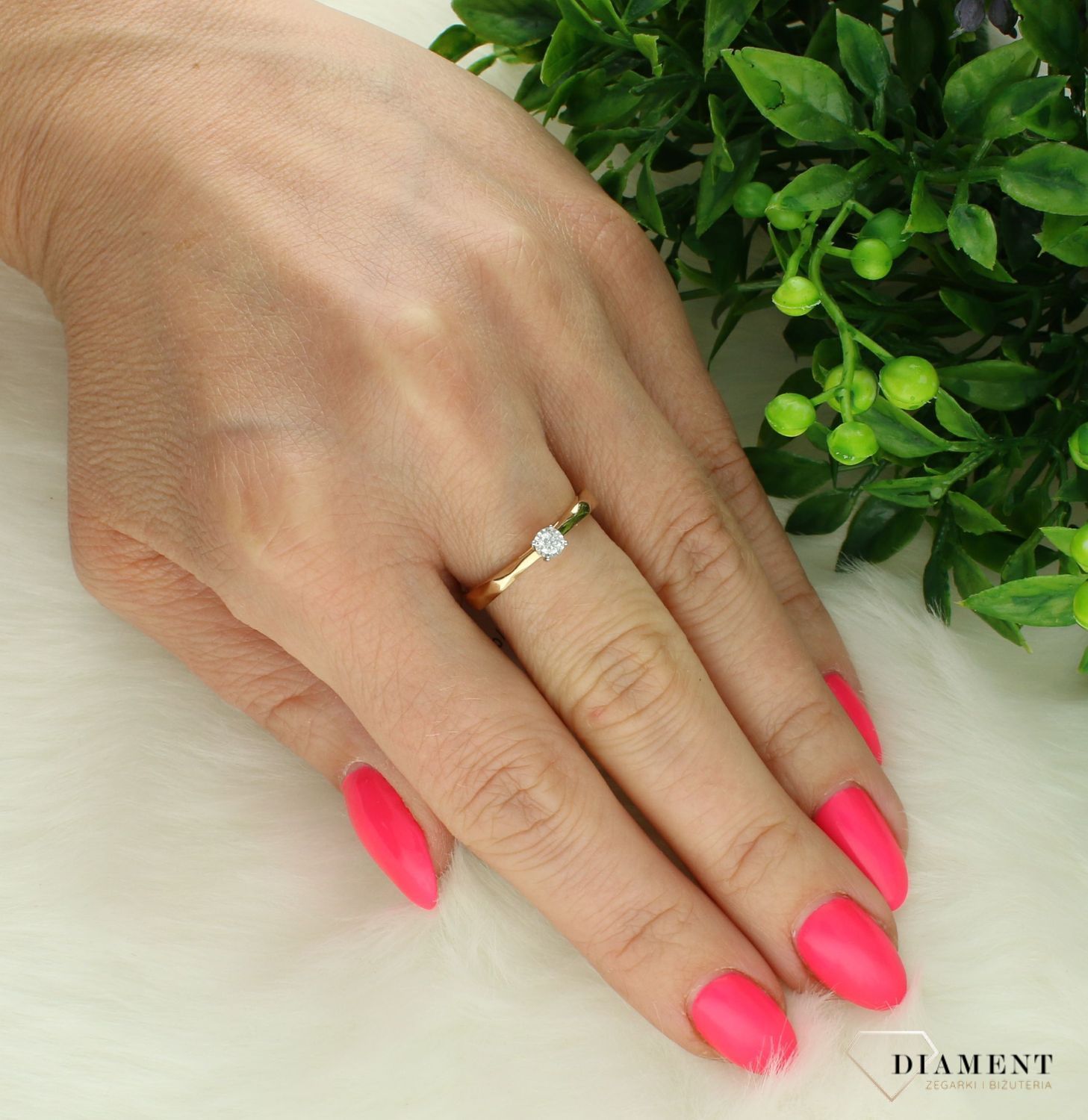 Złoty pierścionek damski 585 z fasetowaną szyna i Jednym Diamentem 0.07 ct RR565Y.jpg