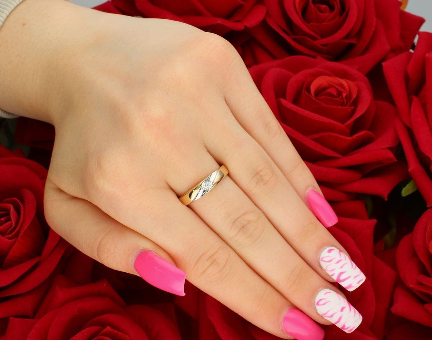 Złoty pierścionek RR585Y z diamentem 0,05ct GHSI. Rozmiar 17, próba 585, waga 2,90 g. Klasyczna forma i subtelny blask w eleganckim wydaniu.1.jpg