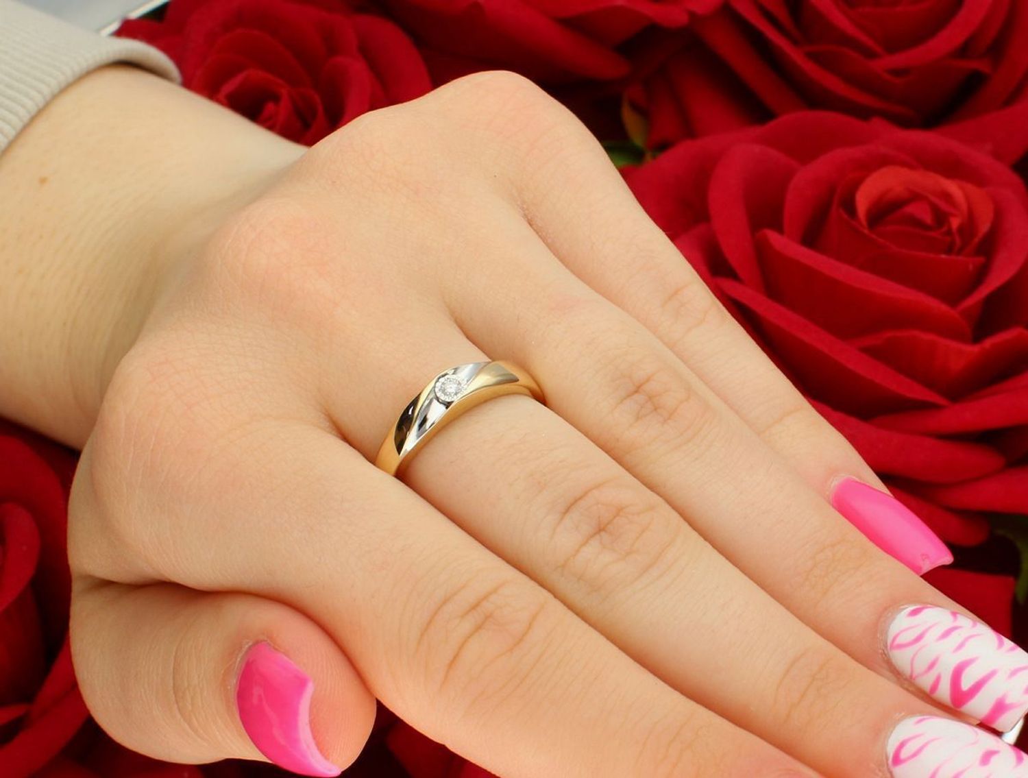 Złoty pierścionek RR585Y z diamentem 0,05ct GHSI. Rozmiar 17, próba 585, waga 2,90 g. Klasyczna forma i subtelny blask w eleganckim wydaniu.1.jpg