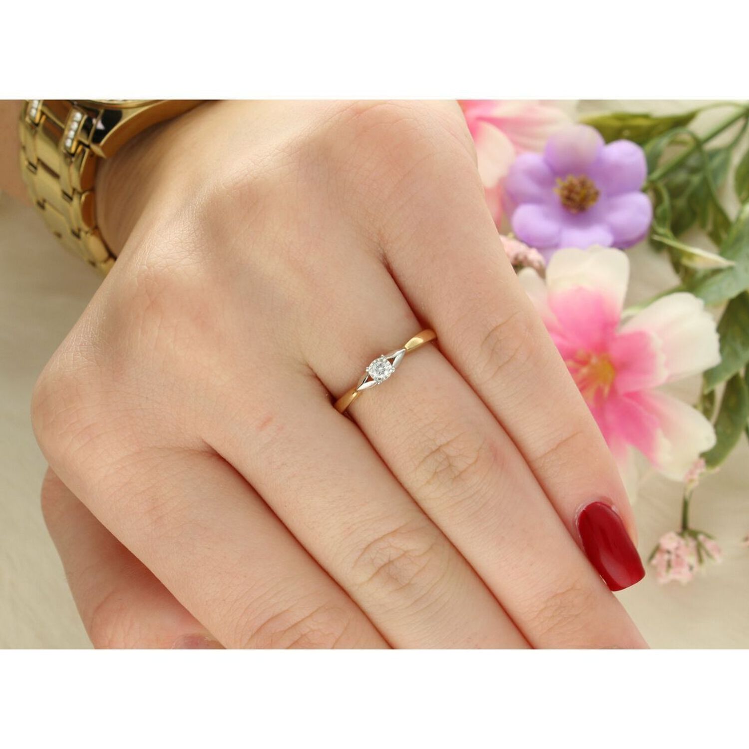 Złoty pierścionek damski 585 Subtelny pierścionek z Diamentem o ciekawej oprawie 0.05 ct   Pierścionek z żółtego 14 karatowego złota z Diamentem, idealny prezent dla każdej kobiety. Pierścionek idealny na zaręczyny..jpg