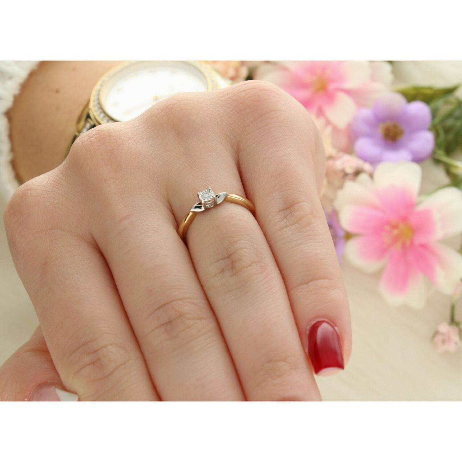 Złoty pierścionek damski 585 Subtelny pierścionek z Diamentem o ciekawej oprawie 0.05 ct   Pierścionek z żółtego 14 karatowego złota z Diamentem, idealny prezent dla każdej kobiety. Pierścionek idealny na zaręczyny..jpg