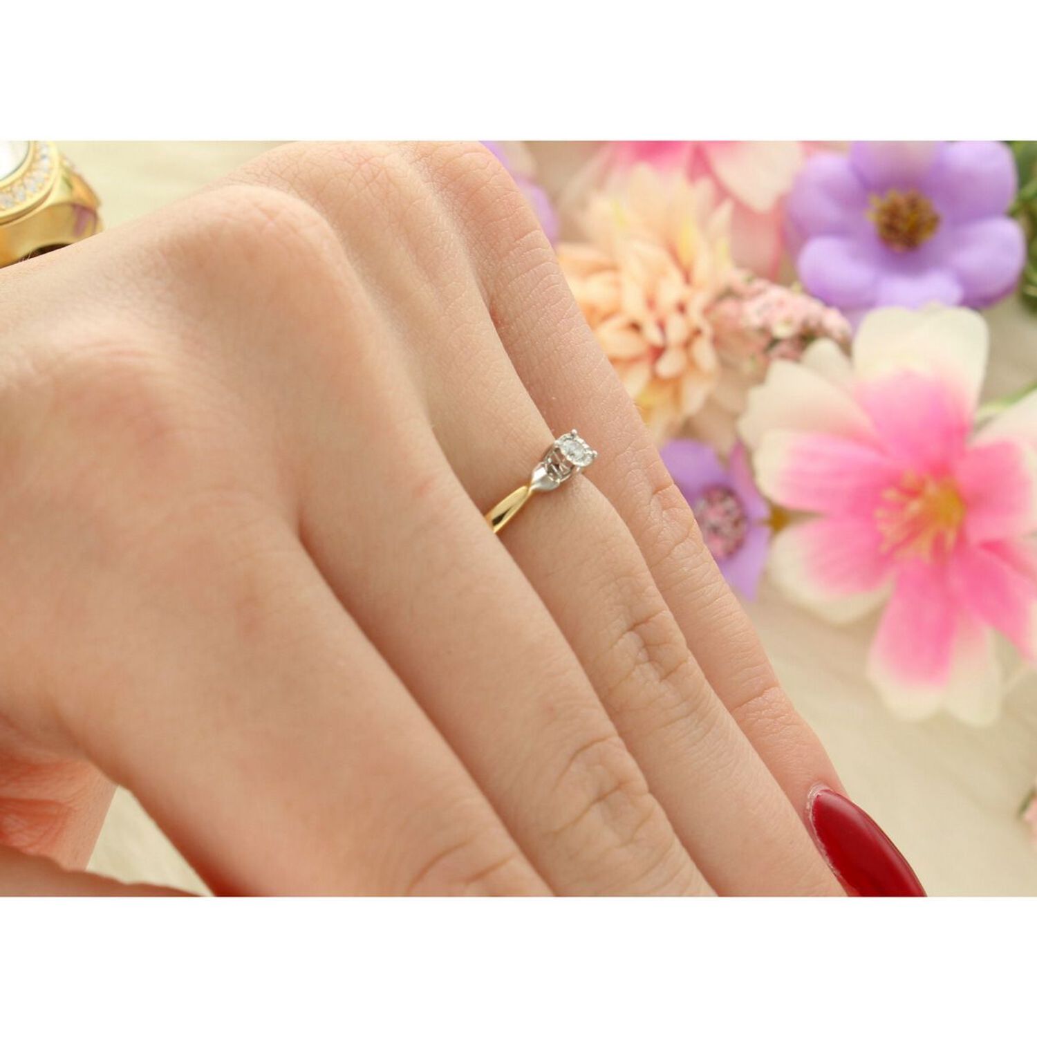 Złoty pierścionek damski 585 Subtelny pierścionek z Diamentem o ciekawej oprawie 0.05 ct   Pierścionek z żółtego 14 karatowego złota z Diamentem, idealny prezent dla każdej kobiety. Pierścionek idealny na zaręczyny..jpg