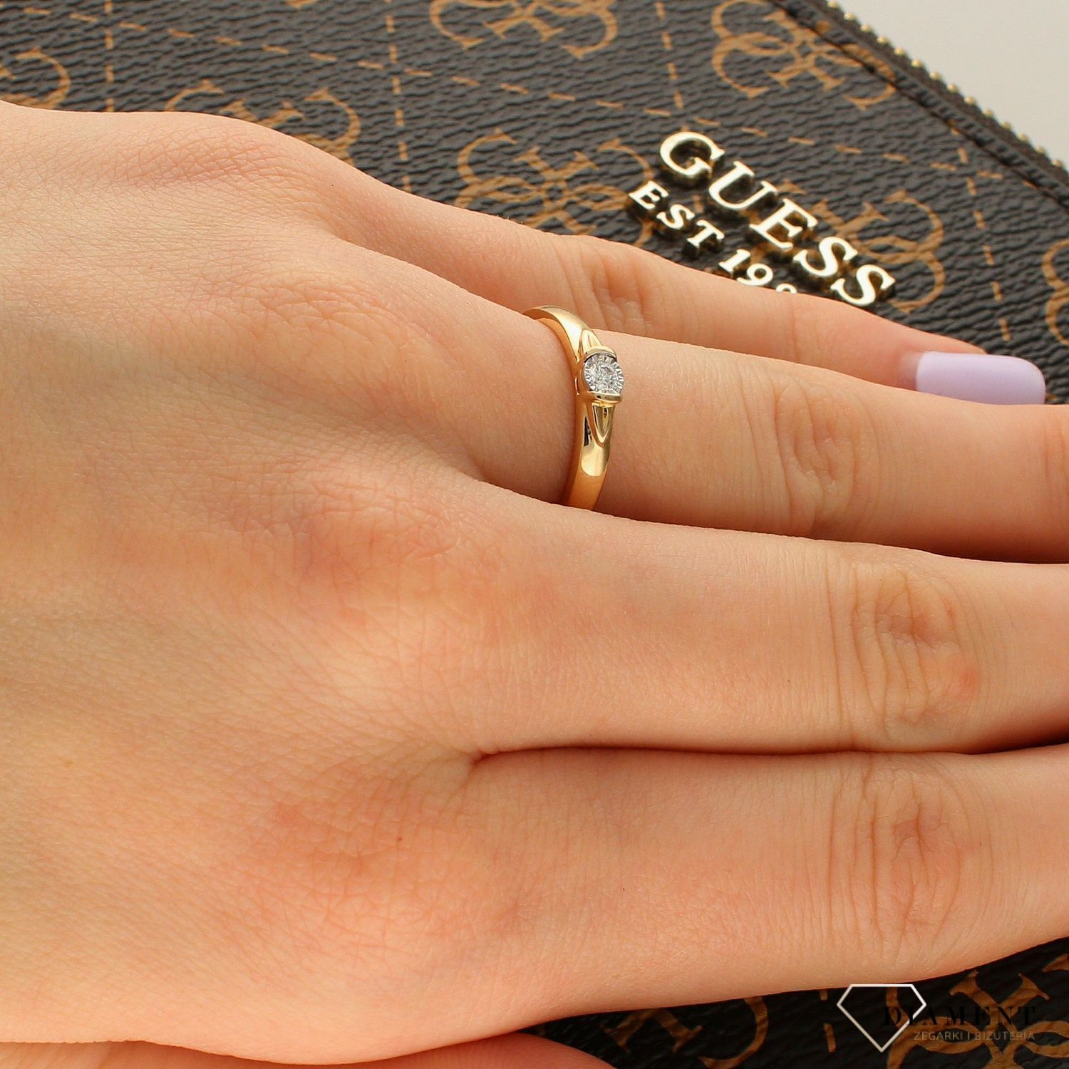 Złoty pierścionek  Okrągły zatopiony Diament  585 DIAMENT RR648Y13 (1).jpg