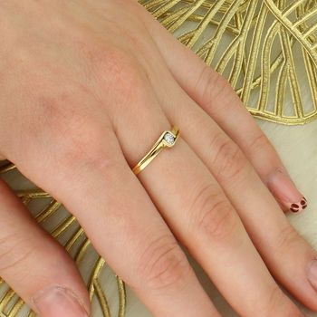 Złoty Pierścionek z Diamentem „Owinięty Diament”  Złoto 585  0,04 ct zaręczynowy.jpg