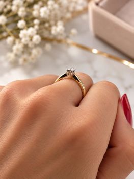 Złoty pierścionek zaręczynowy z diamentem 0,08 ct – złoto próby 585, rozmiar 15 GHSI 0,08ct1 (3).jpg