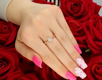 Złoty pierścionek RR812Y z diamentem 0,20ct GHSI. Próba 585, waga 2,20 g, rozmiar 18. Klasyczna elegancja z subtelną oprawą – idealny na zaręczyny.1.jpg
