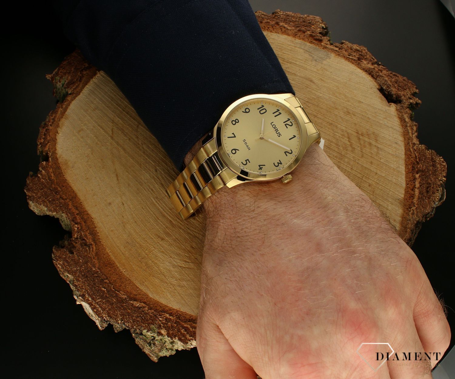 Zegarek męski Lorus RRX02JX9. Zegarek męski Lorus na bransolecie RRX02JX9 w złotym kolorze wyposażony jest w kwarcowy mechanizm, zasilany za pomocą baterii. Męski zegarek Lorus na złotej bransolecie. Klasyczny zegarek męski idealny na prezent.jpg