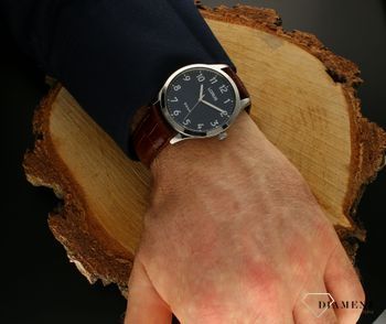 Zegarek męski Lorus RRX05JX9. Zegarek męski Lorus RRX05JX9 wyposażony jest w kwarcowy mechanizm, zasilany za pomocą baterii. Zegarek na pasku klasyczny, elegancki. Elegancki zegarek męski idealny na prezent dla mężczyzny (2).jpg
