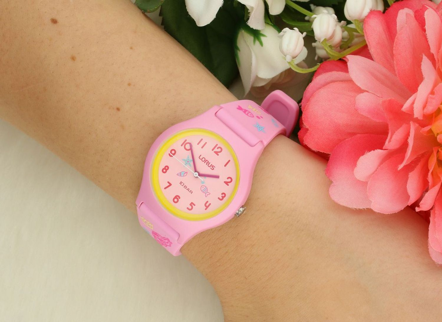 Poznaj Lorus RRX49HX9 – dziecięcy zegarek kwarcowy z różową tarczą, silikonowym paskiem i kopertą z tworzywa sztucznego. Wodoszczelny, trwały i praktyczny do codziennego noszenia.1.webp