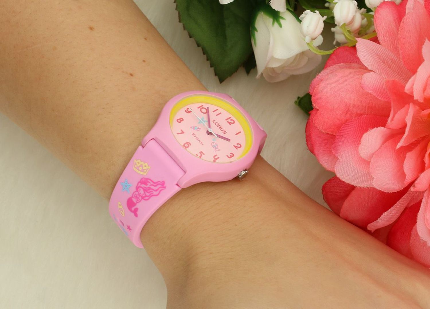 Poznaj Lorus RRX49HX9 – dziecięcy zegarek kwarcowy z różową tarczą, silikonowym paskiem i kopertą z tworzywa sztucznego. Wodoszczelny, trwały i praktyczny do codziennego noszenia.1.webp