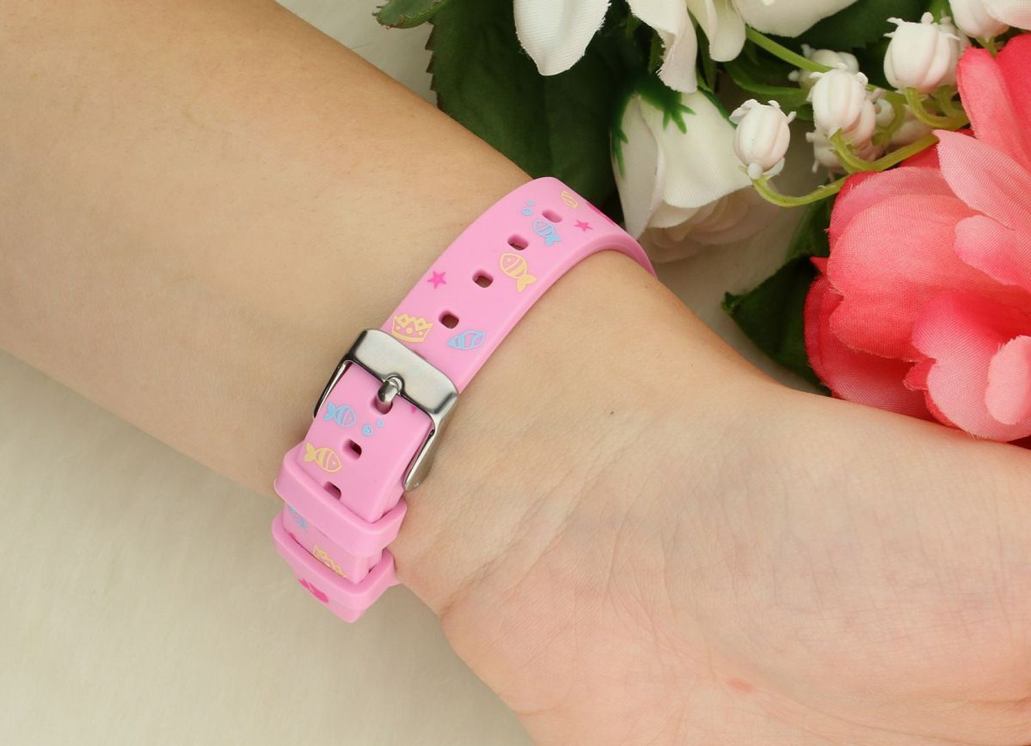 Poznaj Lorus RRX49HX9 – dziecięcy zegarek kwarcowy z różową tarczą, silikonowym paskiem i kopertą z tworzywa sztucznego. Wodoszczelny, trwały i praktyczny do codziennego noszenia.1.webp