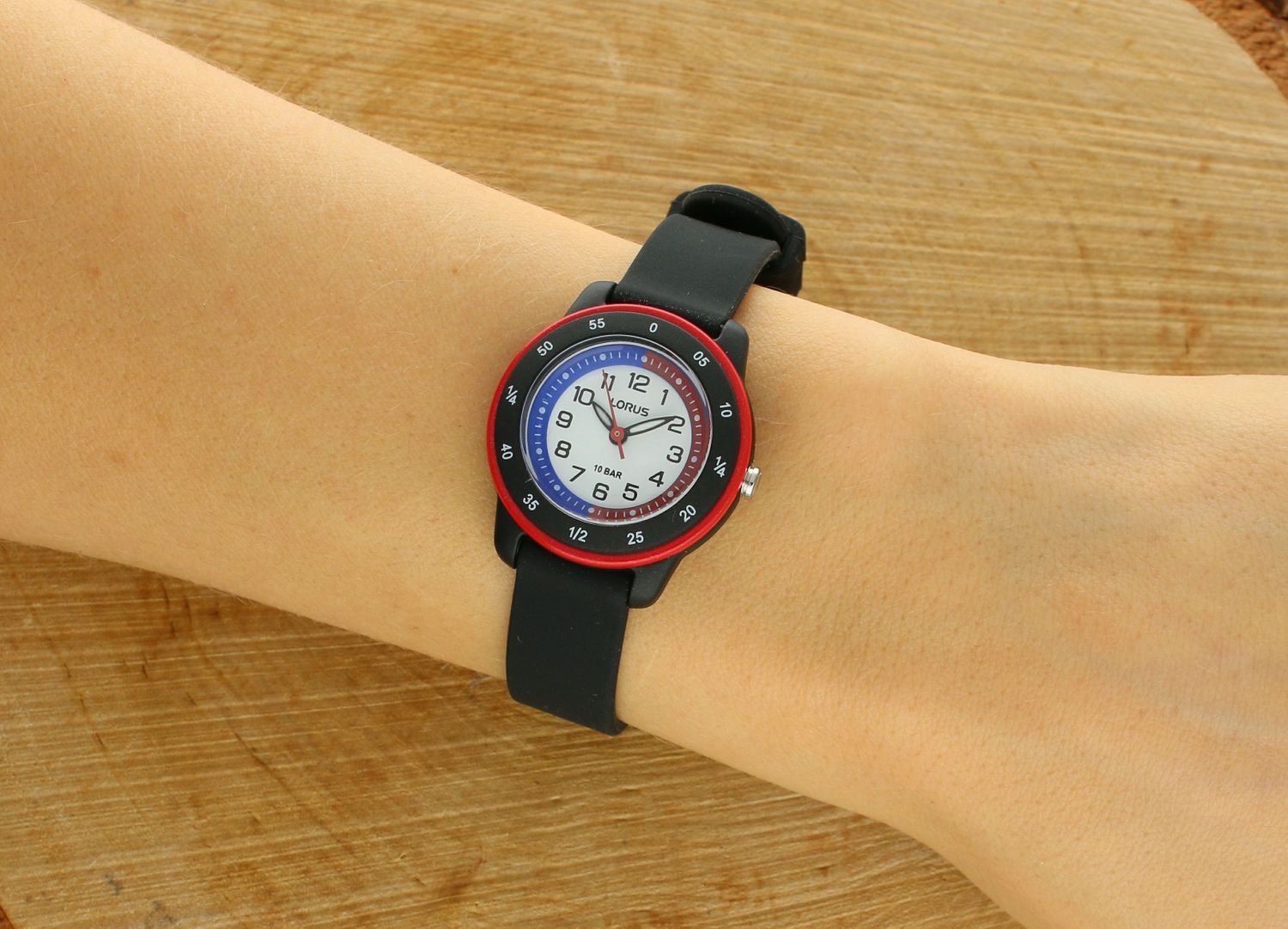 Zegarek LORUS dziecięcy RRX51JX9 Zegarek dla chłopca Lorus czarny RRX51JX9 wyposażony jest w kwarcowy mechanizm, zasilany za pomocą baterii. Posiada bardzo wysoką1.webp