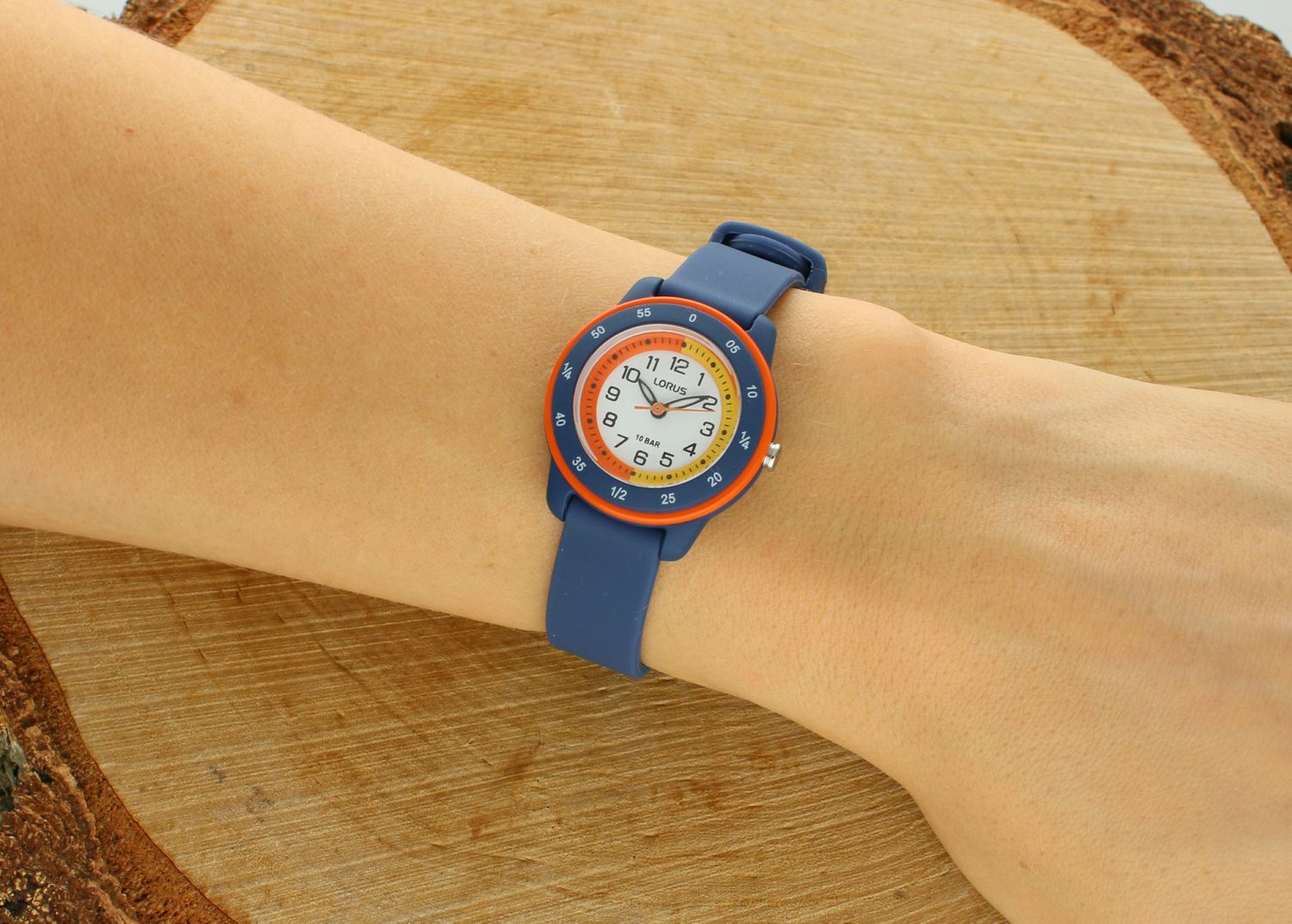 Zegarek dziecięcy LORUS RRX53JX9 wyposażony jest w kwarcowy mechanizm, zasilany za pomocą baterii. Posiada bardzo wysoką dokładność mierzenia czasu +- 10 sekund w przeciągu 30 dni.1.webp