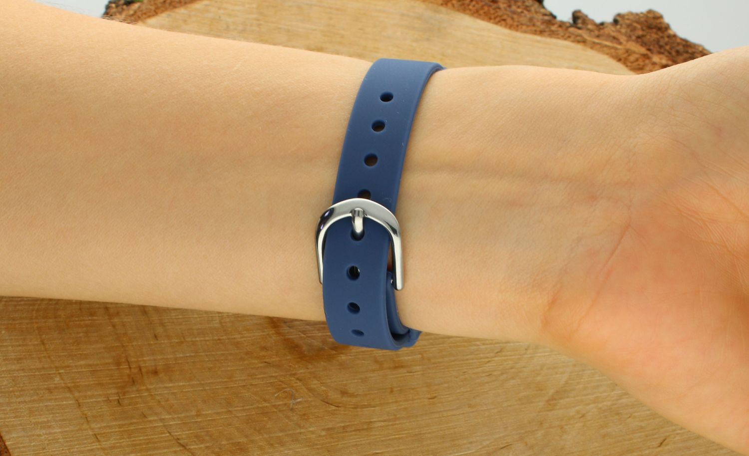 Zegarek dziecięcy LORUS RRX53JX9 wyposażony jest w kwarcowy mechanizm, zasilany za pomocą baterii. Posiada bardzo wysoką dokładność mierzenia czasu +- 10 sekund w przeciągu 30 dni.1.webp