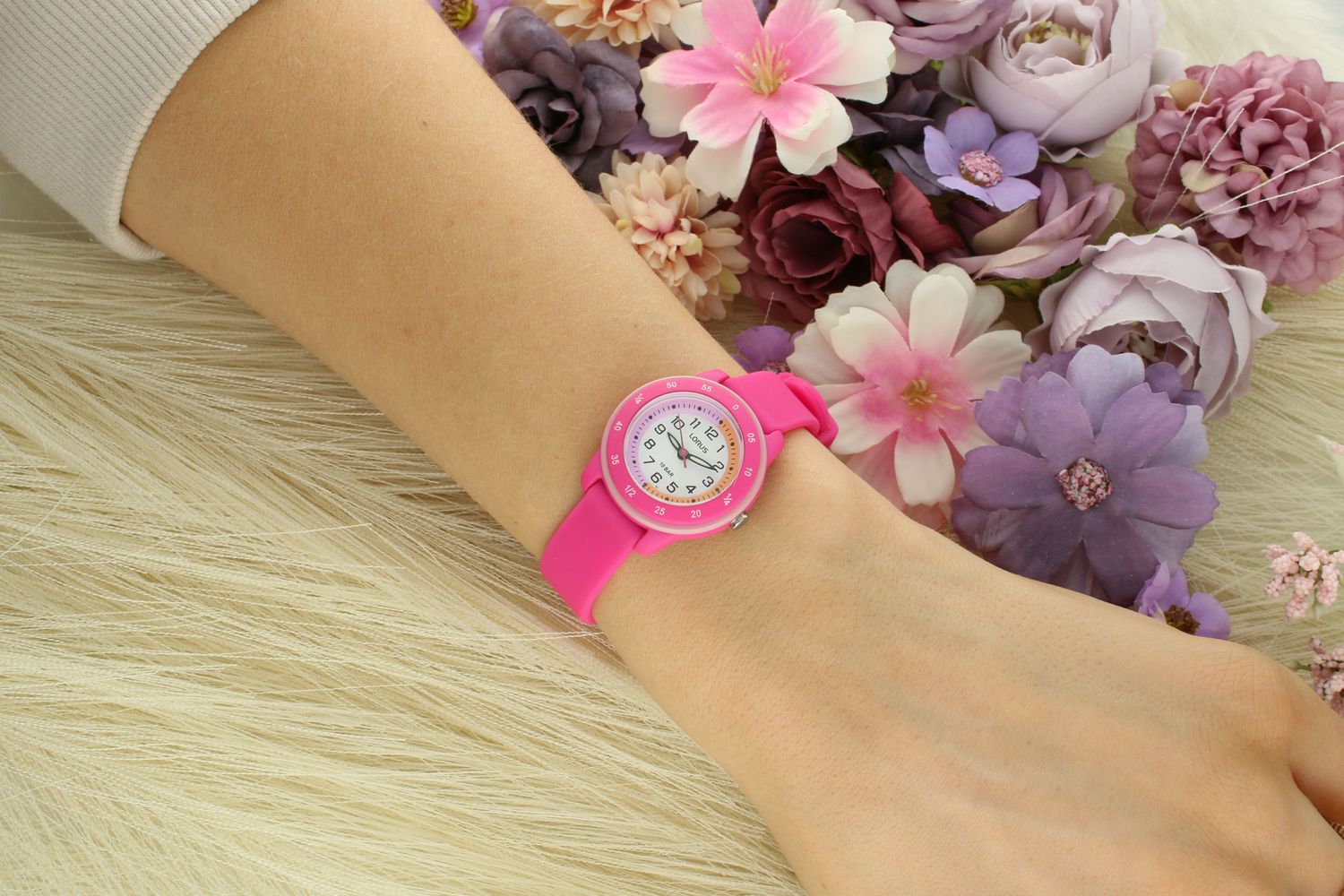 Zegarek dziecięcy LORUS RRX57JX9 Zegarek dla dziewczynki Lorus różowy RRX57JX9 wyposażony jest w kwarcowy mechanizm, zasilany za pomocą baterii.1.webp