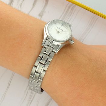 Zegarek damski Lorus owalny srebrny 22 mm na stalowej bransolecie srebrny.jpg