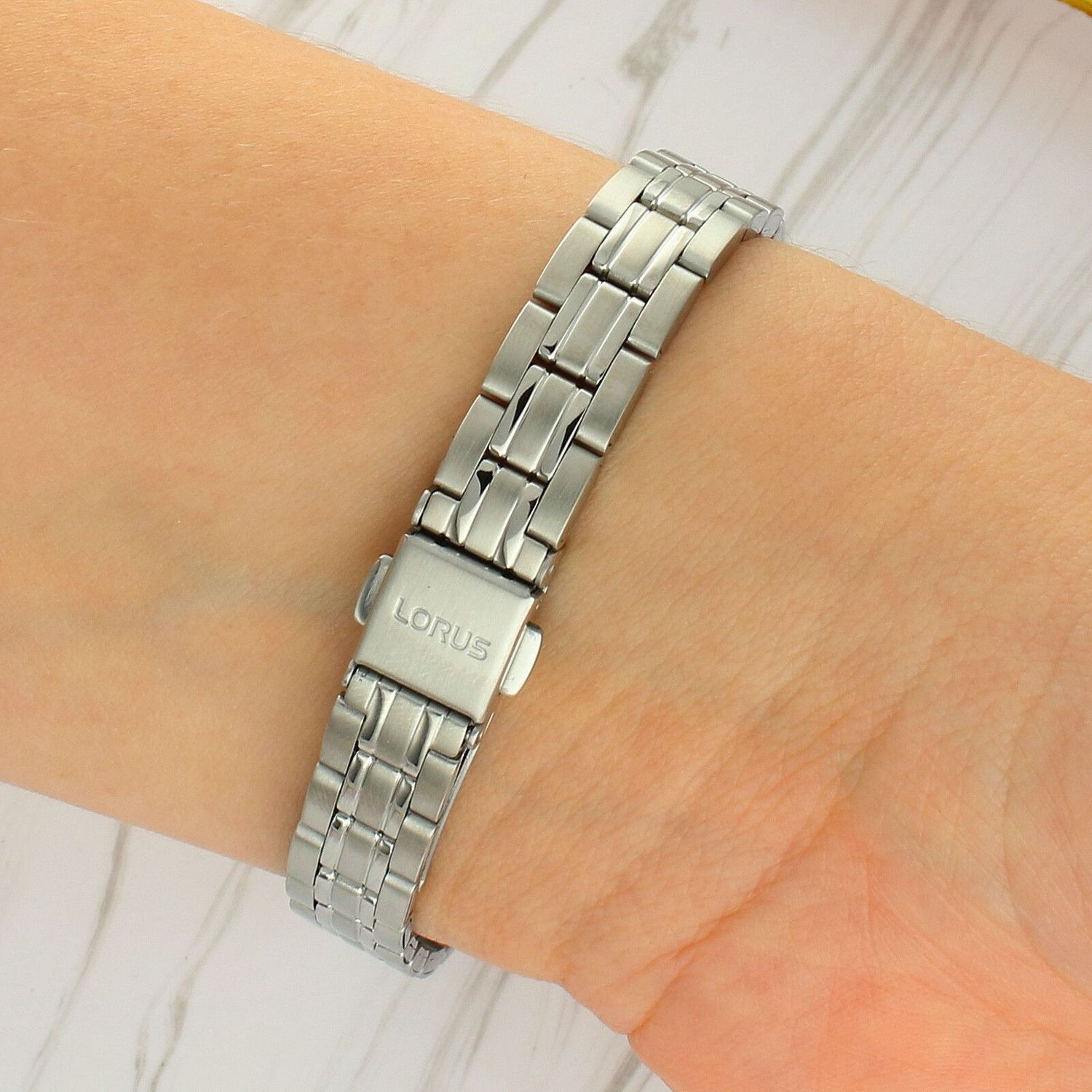 Zegarek damski Lorus owalny srebrny 22 mm na stalowej bransolecie.jpg