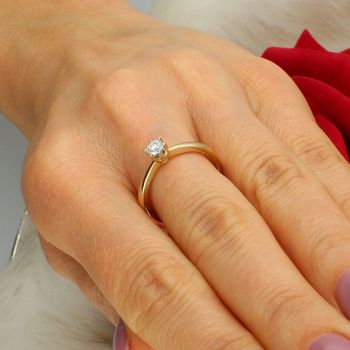 Złoty pierścionek zaręczynowy 585 z brylantem 0,25 ct – klasyczna elegancja wysokość.jpg