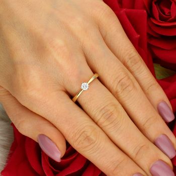 Złoty pierścionek zaręczynowy 585 z brylantem 0,25 ct – klasyczna elegancja.jpg