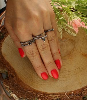 Pierścionek damski srebrny obrączka z hematytem RS3011v3. Modny pierścionek z ozdobnych kuleczek na gumce to intrygująca biżuteria która spodoba się niezależnej, odważnej kobiecie, kochającej wyraziste dodatki, które podkreś.jpg