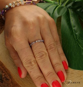 Pierścionek damski srebrny z kamieniem naturalnym iolitem RS3014v22. Modny pierścionek z ozdobnych kuleczek na gumce to intrygująca biżuteria która spodoba się niezależnej, odważnej kobiecie, kochającej wyraziste dodatki, kt.jpg