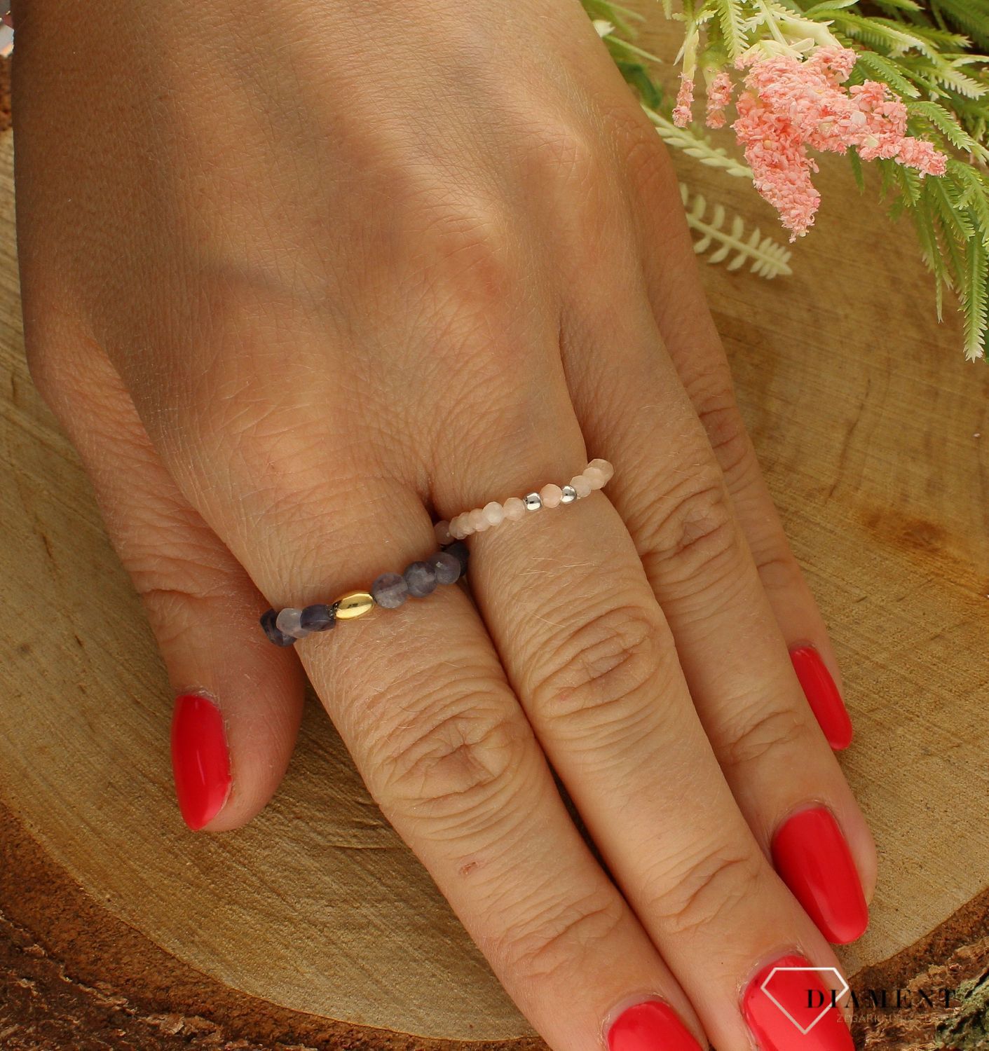 Pierścionek damski srebrny z szafirem RS3014v46. Modny pierścionek z ozdobnych kuleczek na gumce to intrygująca biżuteria która spodoba się niezależnej, odważnej kobiecie, kochającej wyraziste dodatki, które podkreślają osobo (1).jpg