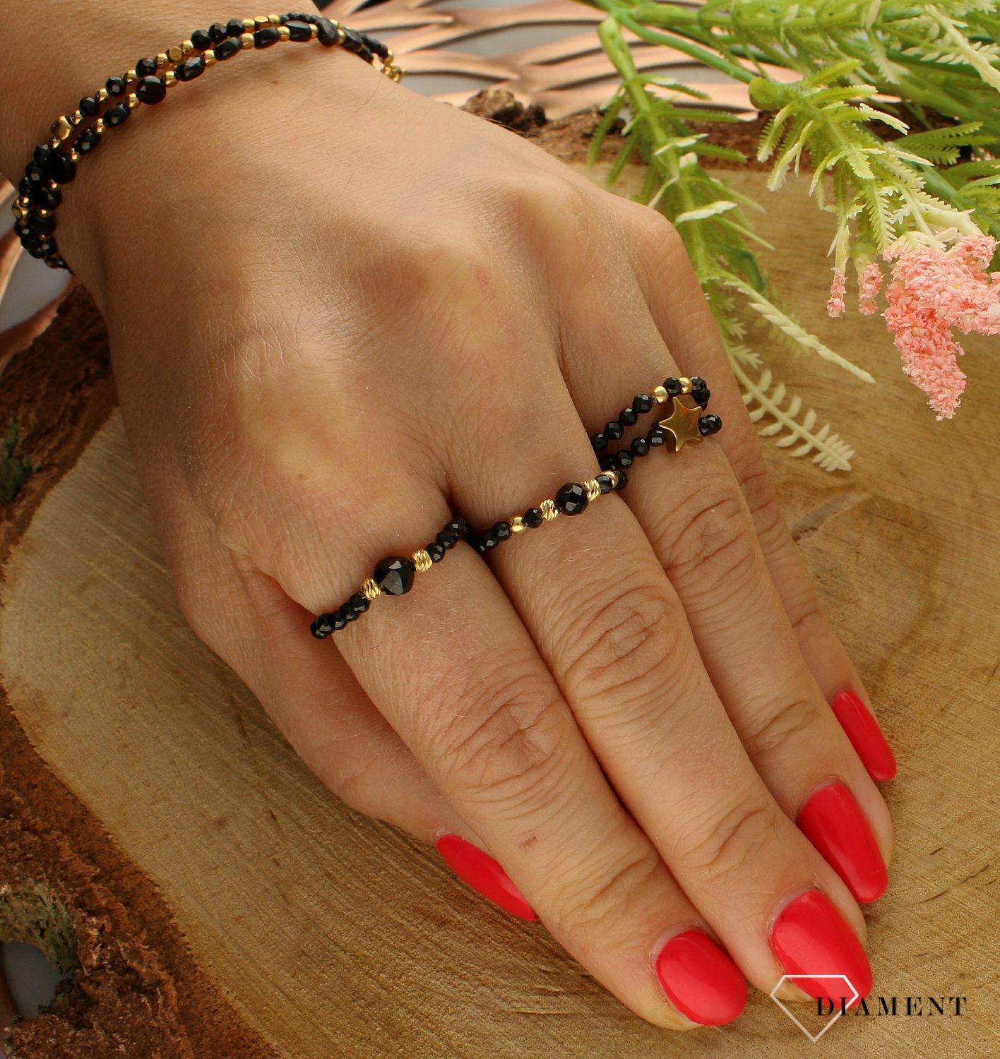 Pierścionek damski z pozłacanymi kuleczkami i kamieniem spinel RS3014v55. Modny pierścionek z ozdobnych kuleczek na gumce to intrygująca biżuteria która spodoba się niezależnej, odważnej kobiecie, kochającej wyraziste dodatk.jpg