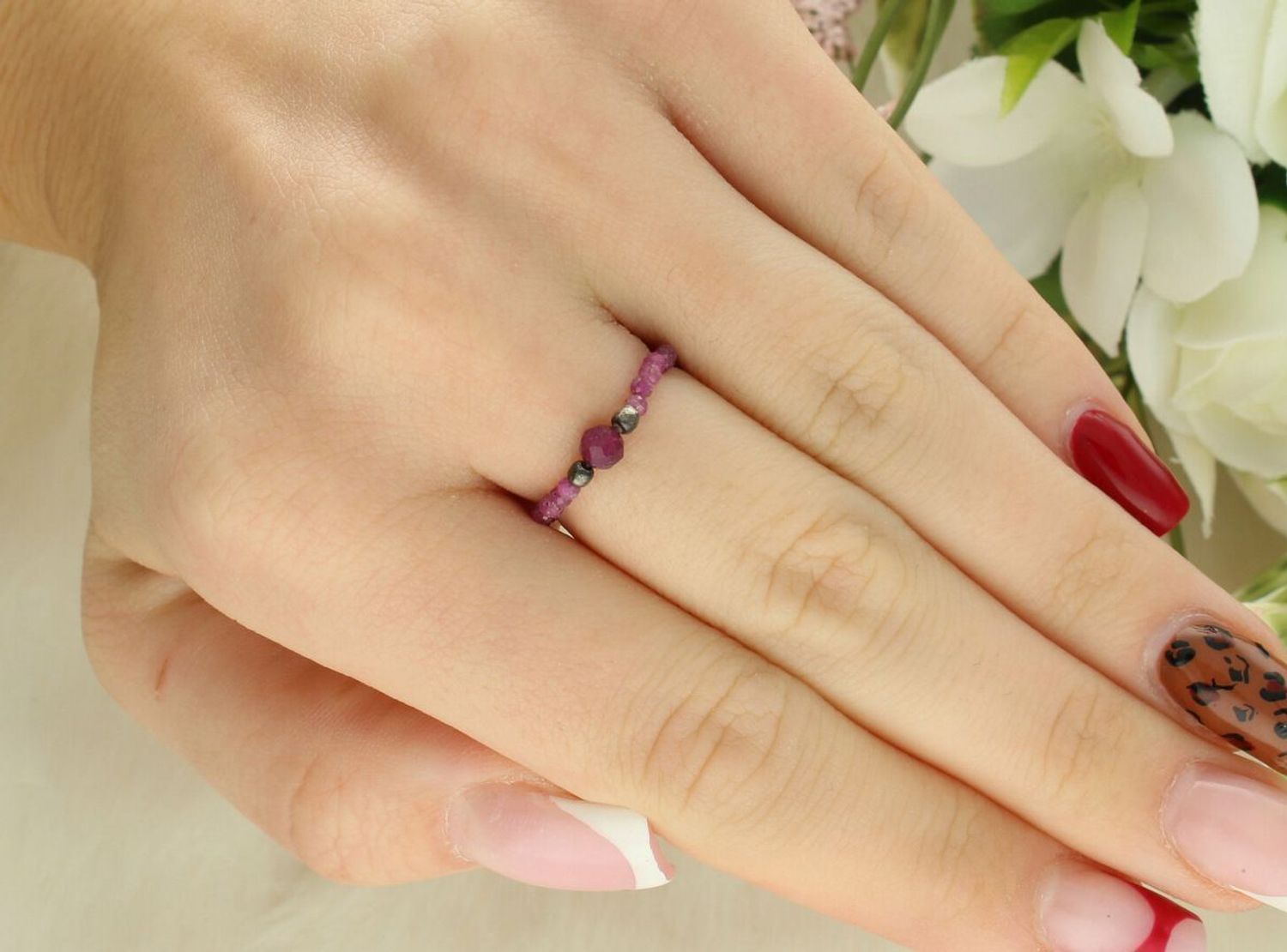 Pierścionek damski srebrny RS3014v61 z rubinami, srebro próby 925, rozmiar 14, waga 0,94 g, wykonany na gumce. Elegancka i delikatna biżuteria idealna na codzienne1.jpg