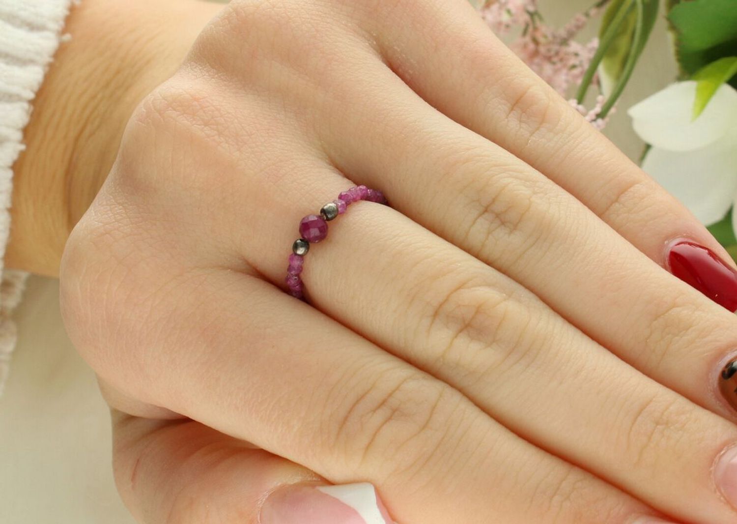 Pierścionek damski srebrny RS3014v61 z rubinami, srebro próby 925, rozmiar 14, waga 0,94 g, wykonany na gumce. Elegancka i delikatna biżuteria idealna na codzienne1.jpg