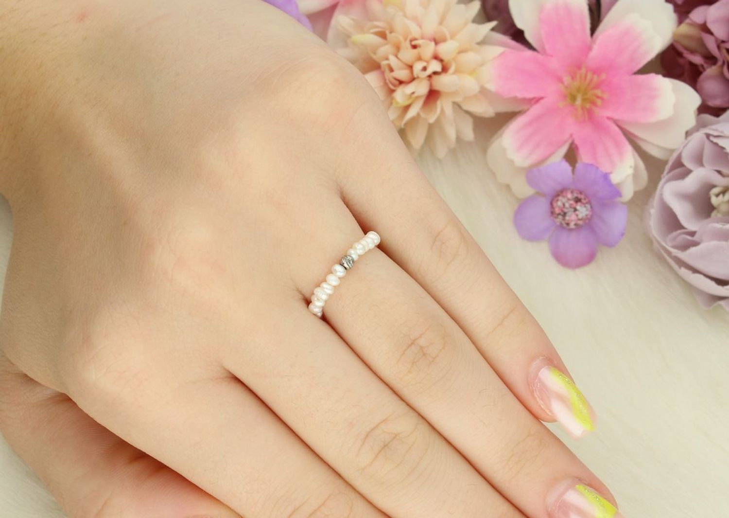 Delikatny pierścionek damski srebrny 925 na gumce zdobiony perełkami. Modny, wygodny i elegancki dodatek podkreślający kobiecy styl.1.jpg