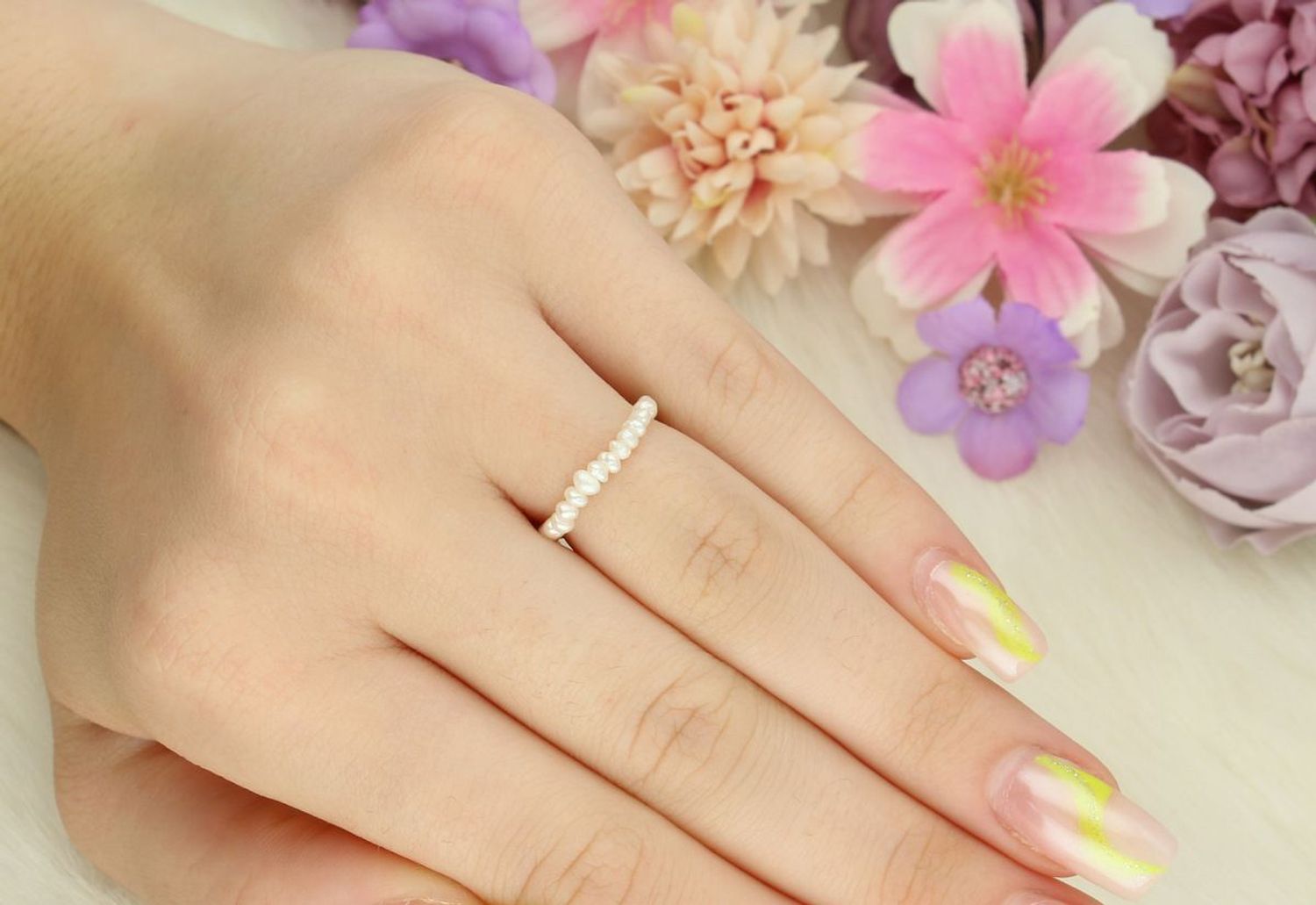 Delikatny pierścionek damski srebrny 925 na gumce zdobiony perełkami. Modny, wygodny i elegancki dodatek podkreślający kobiecy styl.1.jpg