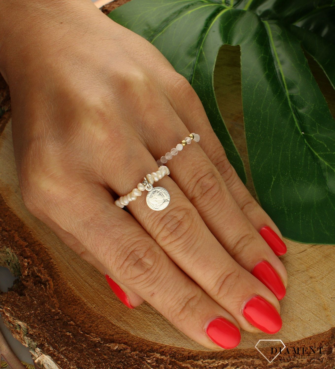 Pierścionek damski srebrny z perłą RS3014v64. Modny pierścionek z ozdobnych kuleczek na gumce to intrygująca biżuteria która spodoba się niezależnej, odważnej kobiecie, kochającej wyraziste dodatki, które podkreślają osobowoś (1).jpg