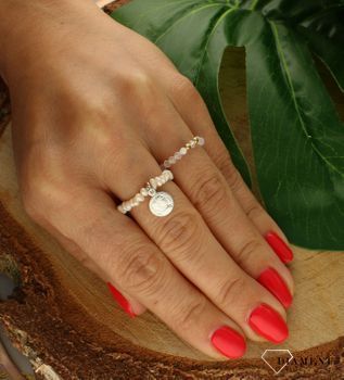 Pierścionek damski srebrny z perłą RS3014v64. Modny pierścionek z ozdobnych kuleczek na gumce to intrygująca biżuteria która spodoba się niezależnej, odważnej kobiecie, kochającej wyraziste dodatki, które podkreślają osobowo.jpg