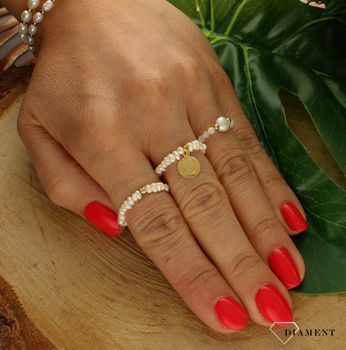 Pierścionek damski srebrny z perłą RS3014v65. Modny pierścionek z ozdobnych kuleczek na gumce to intrygująca biżuteria która spodoba się niezależnej, odważnej kobiecie, kochającej wyraziste dodatki, które podkreślają osobowość.  (1).jpg