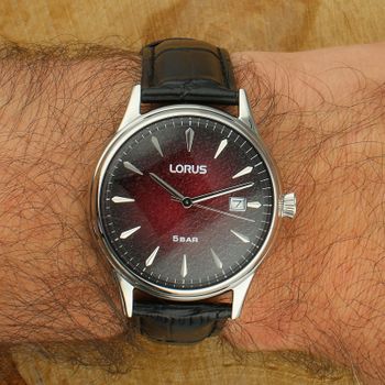 Zegarek męski Lorus Classic RS901EX9 kwarcowy z czerwoną tarczą i skórzanym paskiem black.jpg