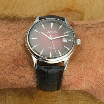 Zegarek męski Lorus Classic RS901EX9 kwarcowy z czerwoną tarczą i skórzanym paskiem red.jpg